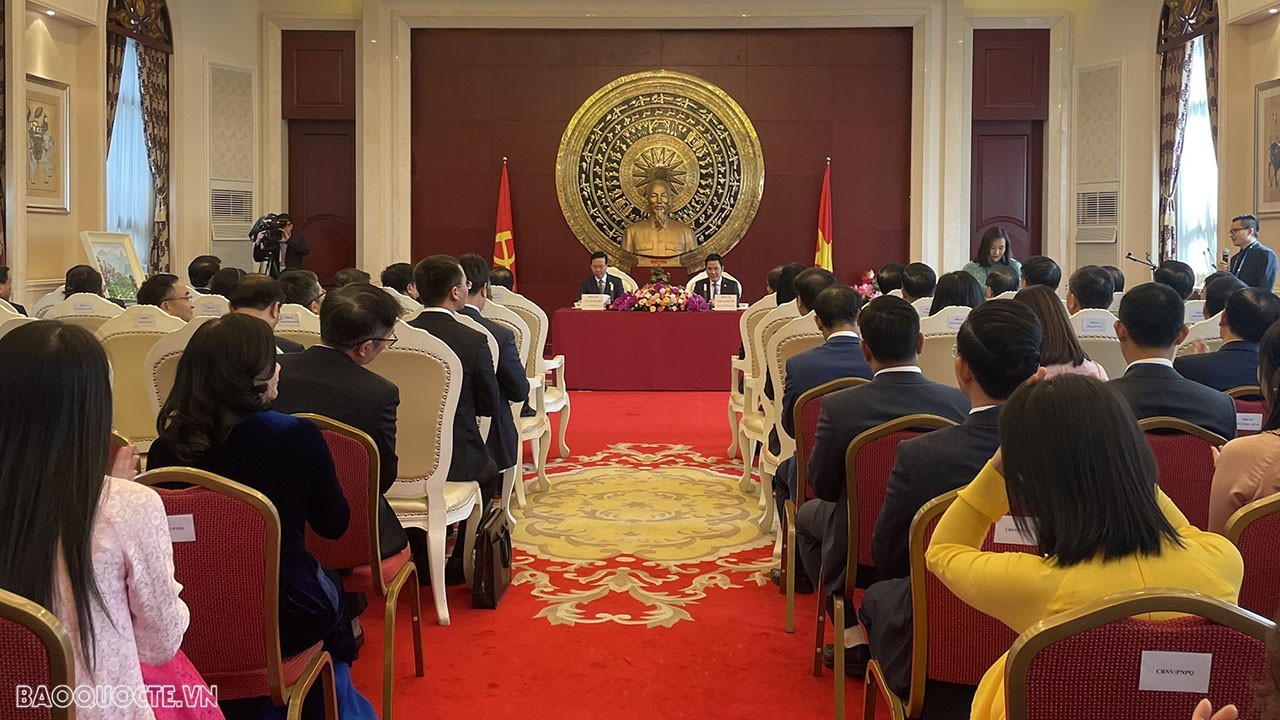 President Vo Van Thuong meets Vietnamese Representative Missions in China