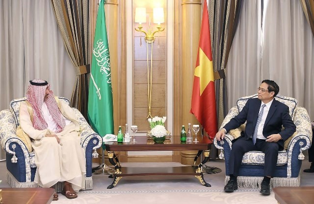 PM Pham Minh Chinh receives Saudi Arabia's Ministers of Economy-planning, human resources
