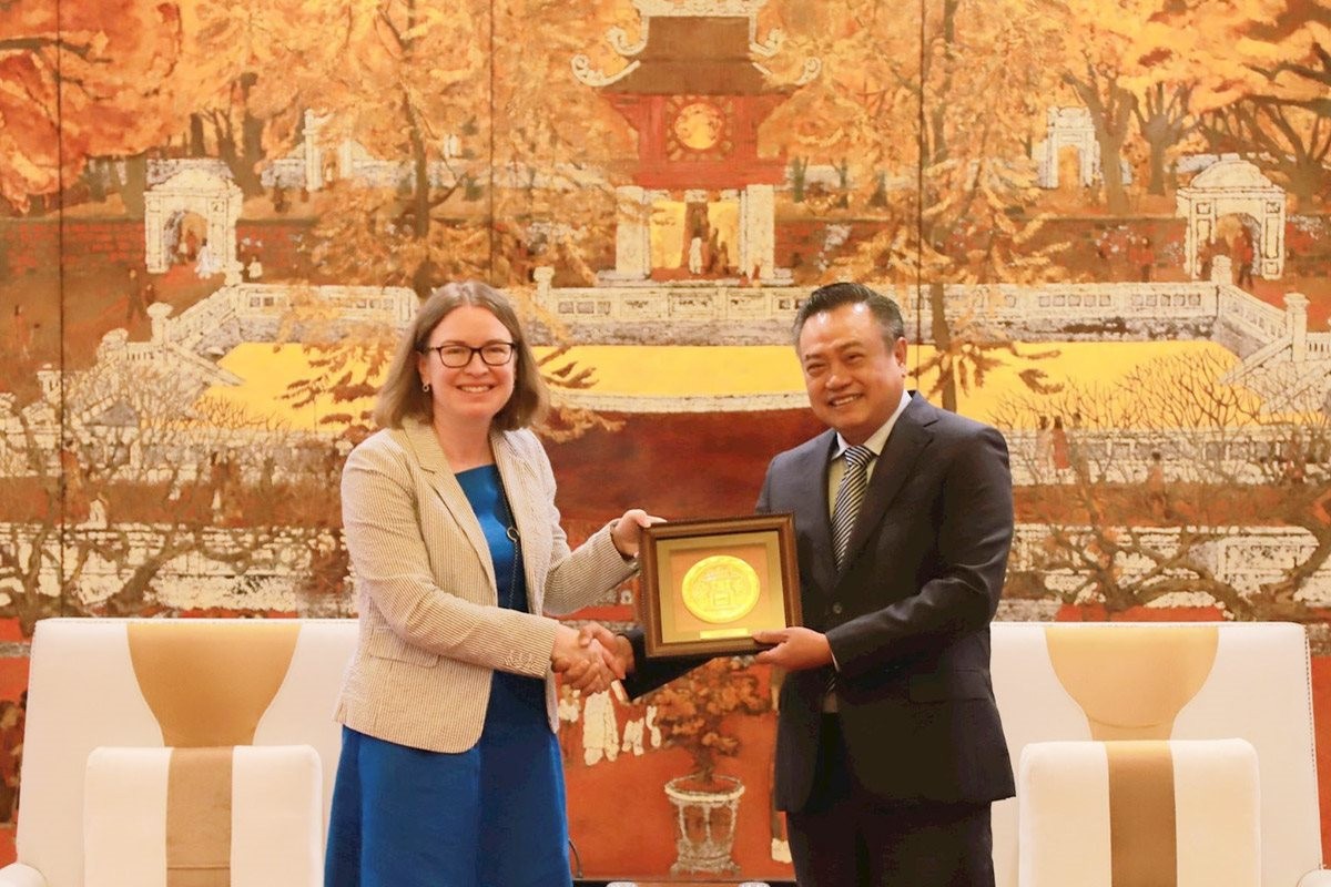 Chairman of the Hanoi People’s Committee Tran Sy Thanh presented a souvenir to Ambassador of Ireland Deirdre Ni Fhalluin. (Photo: HNM)