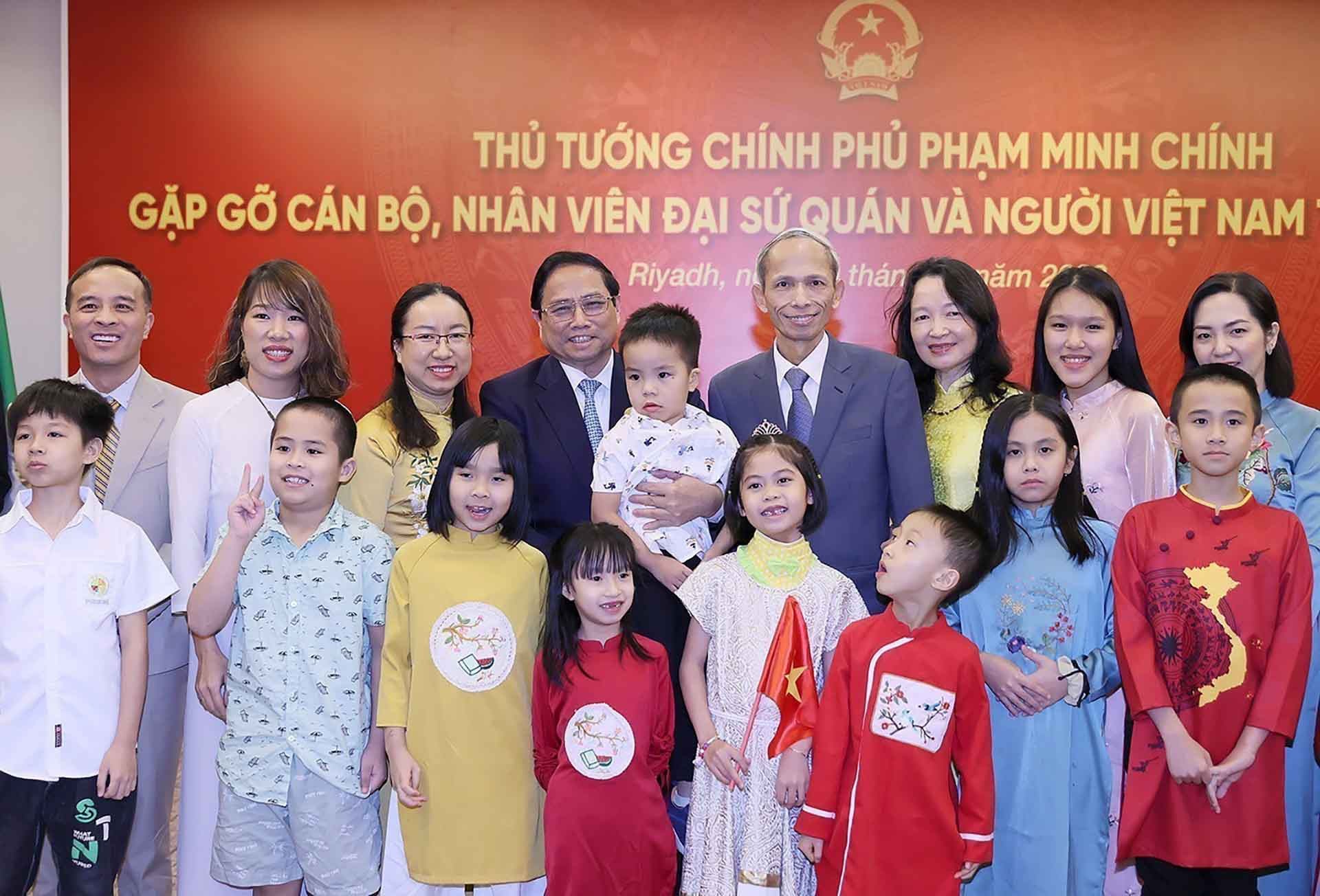 Thủ tướng Phạm Minh Chính với cán bộ, nhân viên Đại sứ quán và đại diện cộng đồng người Việt Nam tại Saudi Arabia. (Nguồn: TTXVN)