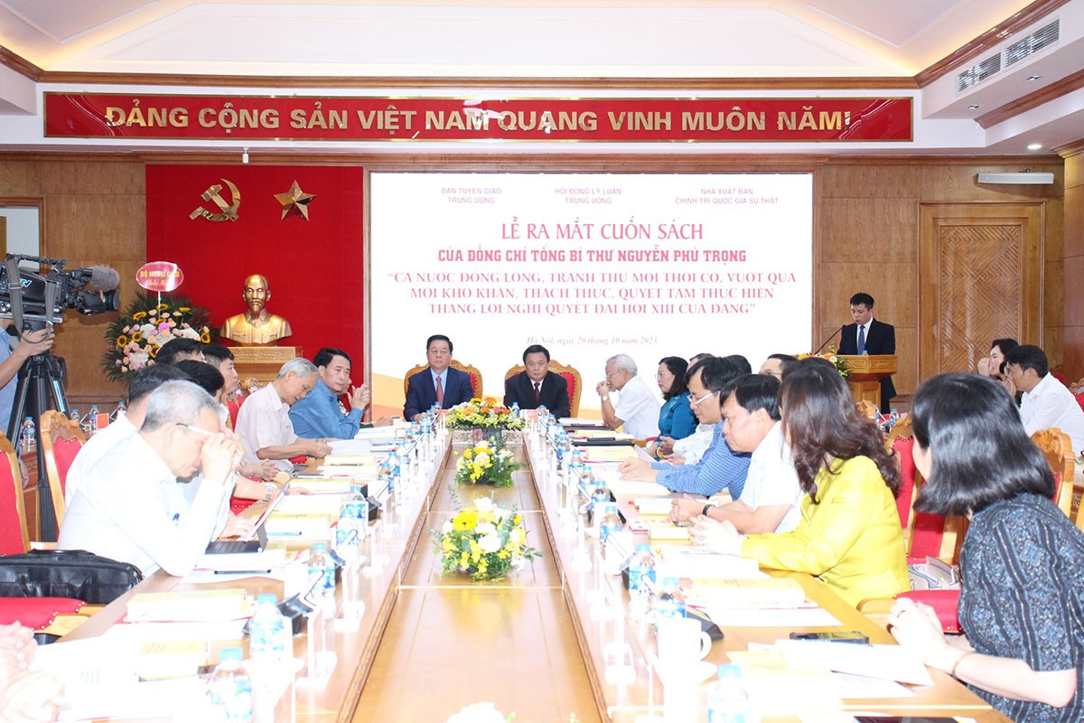 Party General Secretary’s book on implementing 13th National Party Congress resolution released. (Photo: VGP)