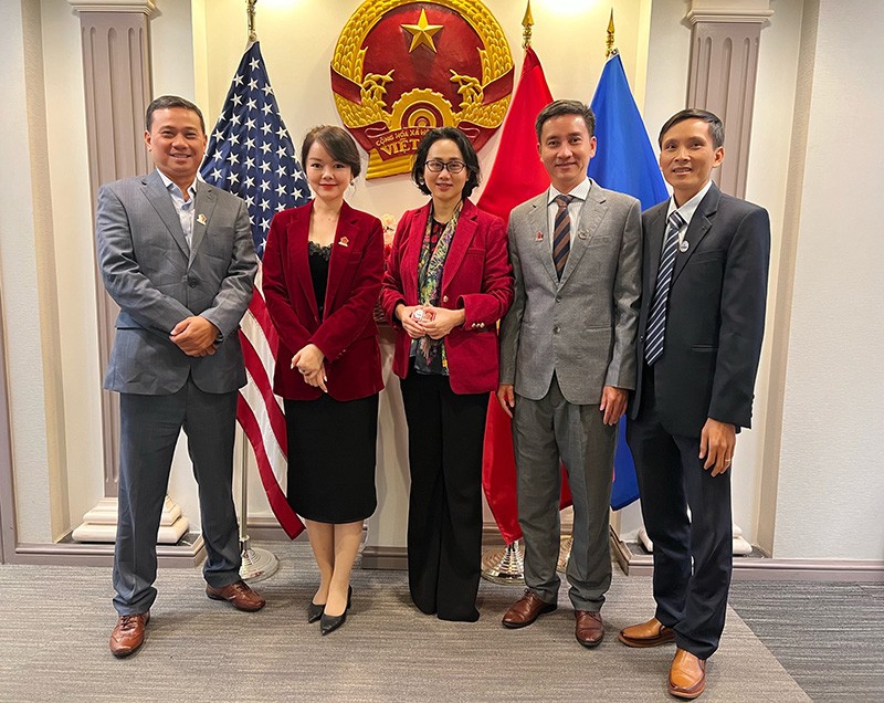 The representatives of the two programs met with the Vietnamese Embassy in the United States.