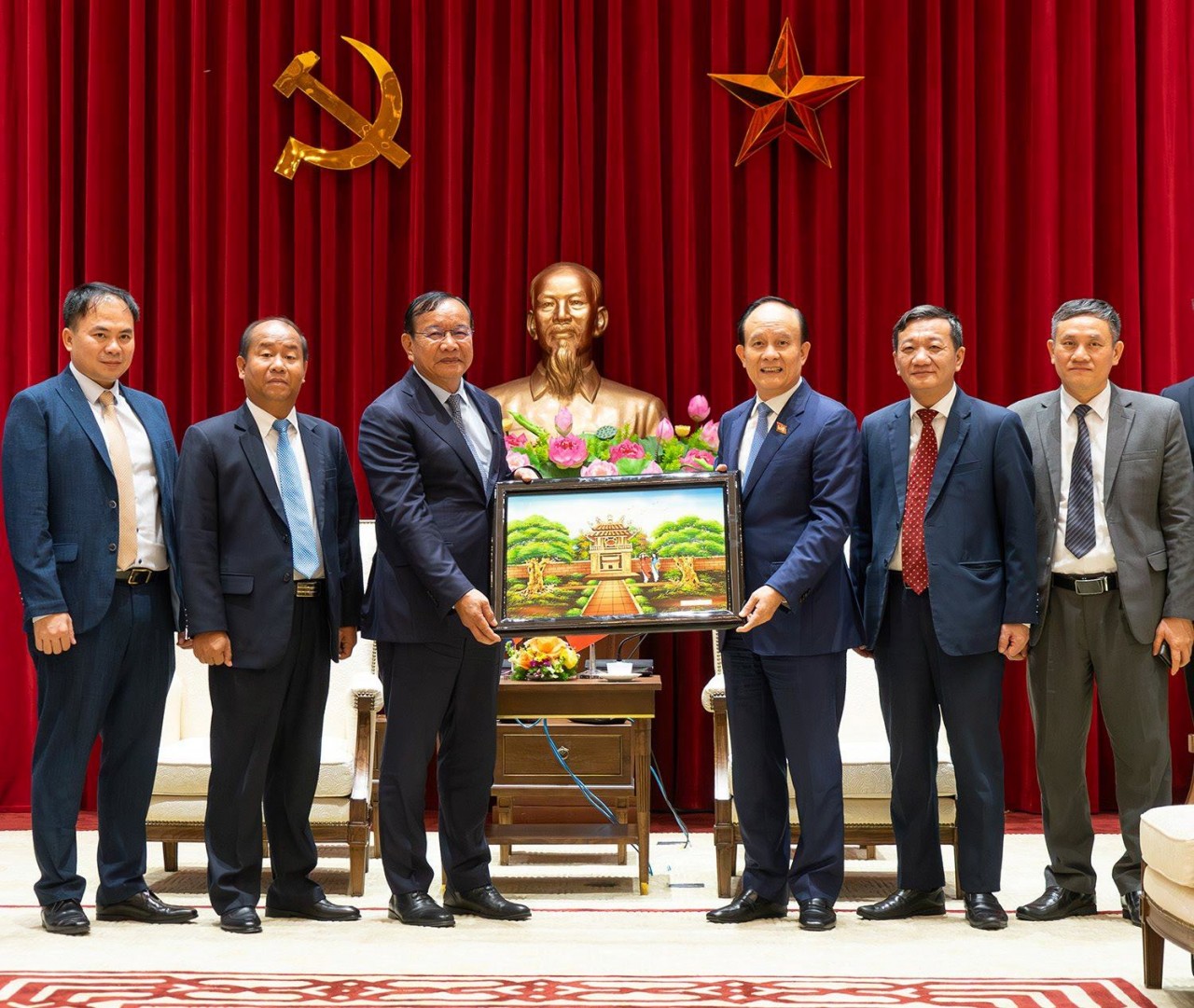 Chairman of Hanoi People's Council Nguyen Ngoc Tuan presented Head of the Foreign Affairs Committee of the Central Committee of the Cambodian People's Party Prak Sokhonn a souvenir from Hanoi Capital. (Photo: HNM)