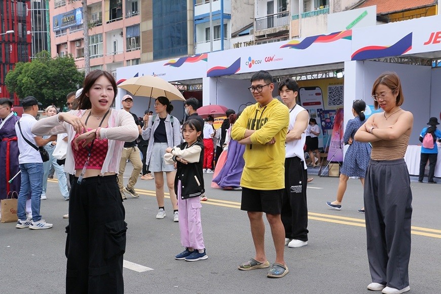 (10.22) A dancing class organized in the Vietnam-RoK Friendship Culture Day. (Photo: People's Army News) (10.22) A dancing class organized in the Vietnam-RoK Friendship Culture Day. (Photo: People's Army News)