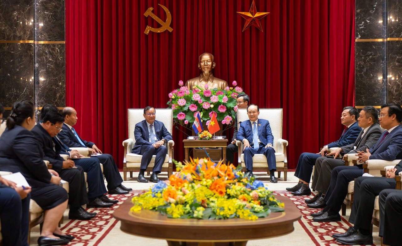  Chairman of Hanoi People's Council Nguyen Ngoc Tuan (right) and Head of the Foreign Affairs Committee of the Central Committee of the Cambodian People's Party Prak Sokhonn at the meeting. (Photo: HNM)