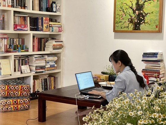 (10.22) An employee of a state-run agency works at home. (Photo: SGGP) 