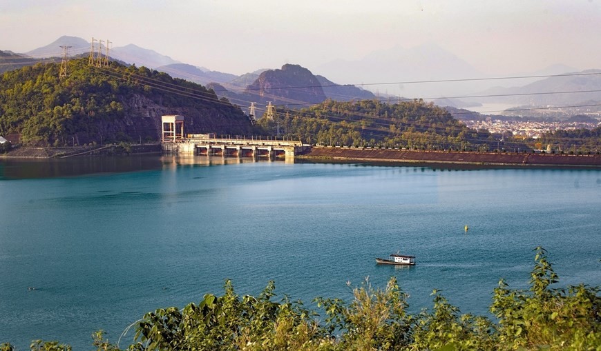 1.Upstream of Hoa Binh Reservoir under the shinning sun. It is endowed with charming landscapes, poetic mountains and forests, and colourful culture. (Photo: VNA)