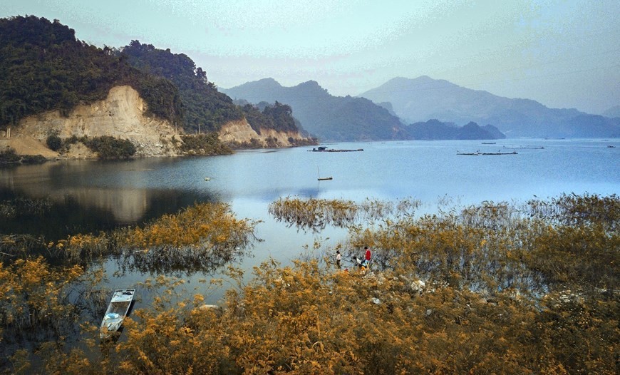 The poetic beauty of Hoa Binh Reservoir in autumn. (Photo: VNA)