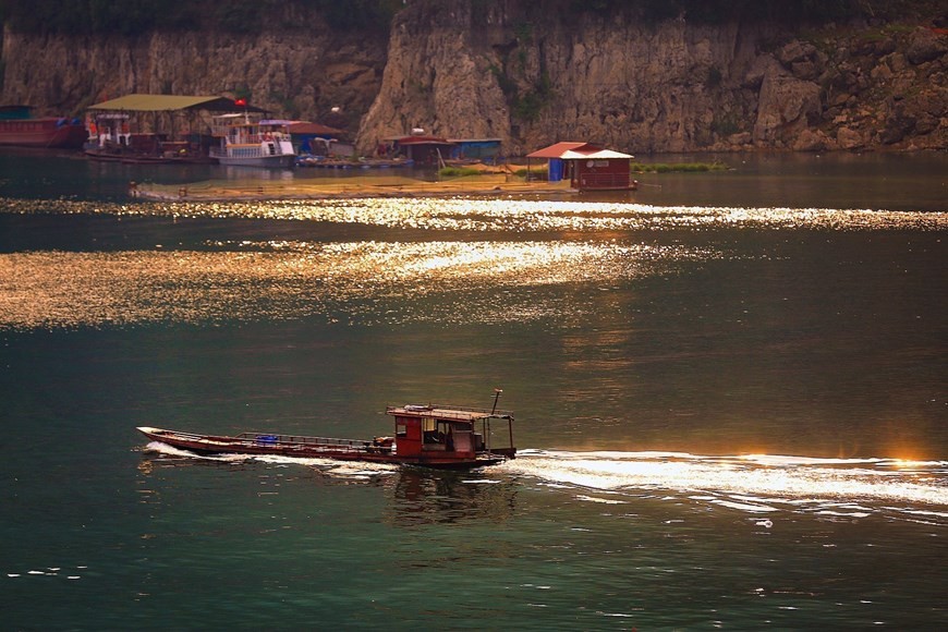 Golden sunshine sparkles on Hoa Binh Reservoir. (Photo: VNA)