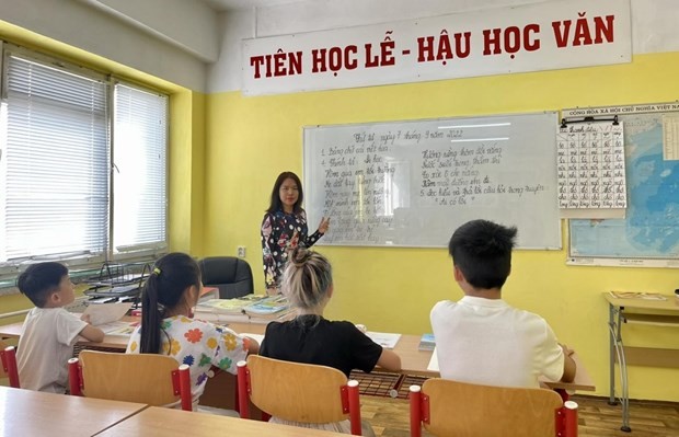 Vietnamese Language Centre in Czech marks 20th founding anniversary