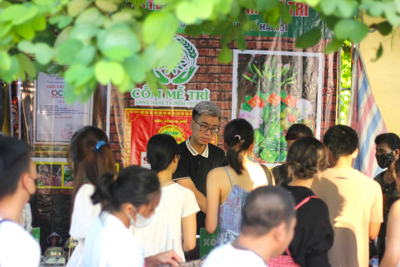 Lang Vong green rice, Me Tri green rice at the “Hanoi in Autumn - Come to Love” Festival, in September 2023. (Photo: DDK)