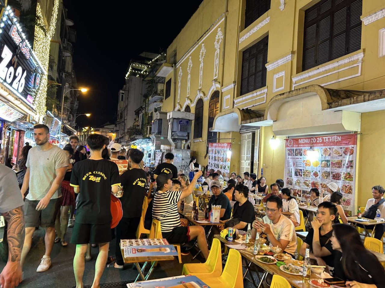  Ta Hien Street is always crowded with foreign tourists, who come to taste draught beer and local food. (Photo: Vinh Ha/WVR)