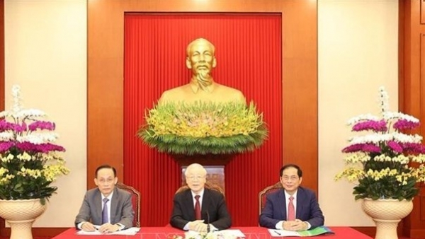 General Secretary Nguyen Phu Trong holds phone talks with French President Emmanuel Macron