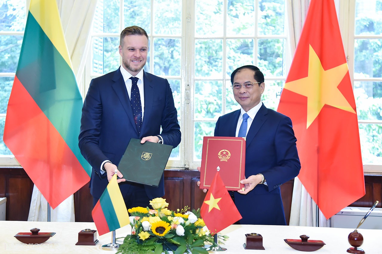 Vietnam, Lithuania Foreign Ministers hold talks in Hanoi