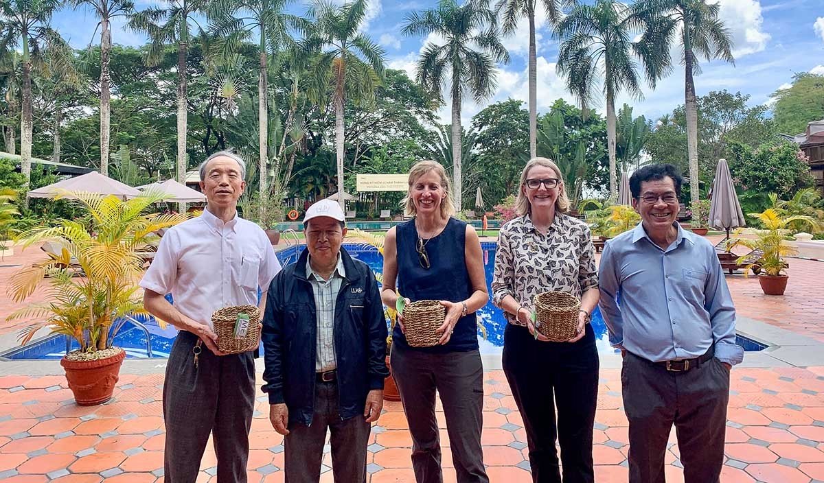 Các Tổng lãnh sự Ono Masuo (Nhật Bản), Susan Burns (Hoa Kỳ) và Sarah Hooper (Australia) gặp gỡ các đại diện tại Cần Thơ. Các Tổng lãnh sự Ono Masuo (Nhật Bản), Susan Burns (Hoa Kỳ) và Sarah Hooper (Australia) gặp gỡ các đại diện tại Cần Thơ.