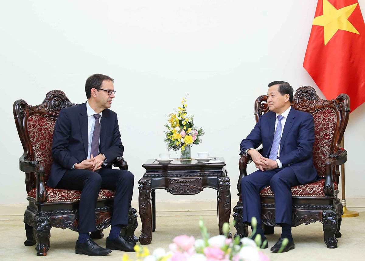 Deputy Prime Minister Le Minh Khai hosts Swiss State Secretary