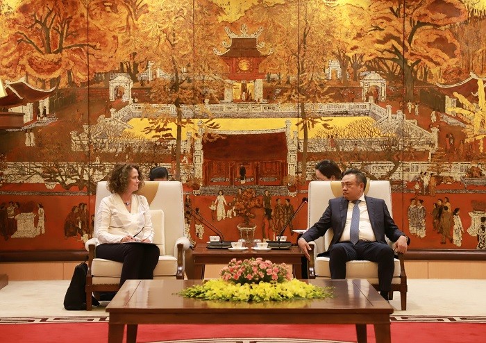 Chairman of Hanoi People's Committee Tran Sy Thanh (right) and Carolyn Turk, World Bank Country Director to Vietnam. (Photo: HNM)