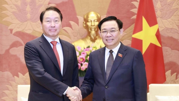 NA Chairman Vuong Dinh Hue receives Chairman of SK Group Chey Tae-won in Hanoi