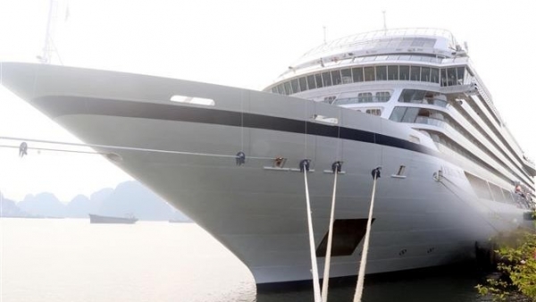 Two cruise ships carry 1,200 foreign tourists to Quang Ninh province
