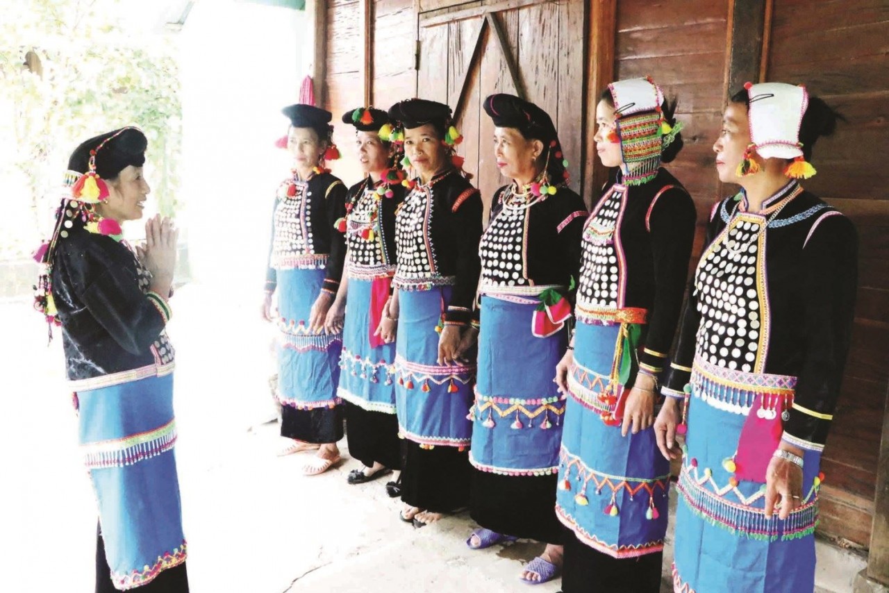 Ms. Hu Thi Xuan passionately encouraged each woman to join the performance team, together practicing and teaching the ancient songs and dances of their people. (Photo: TL)