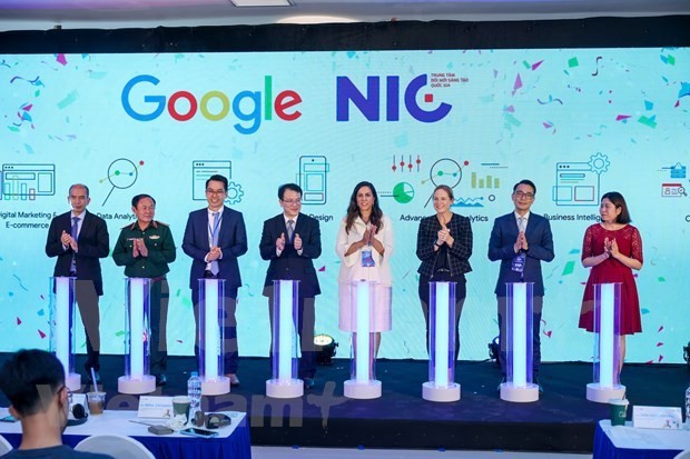 Google announces that it will offer 40,000 scholarships for Vietnamese students at an event held within the framework of the 2023 Vietnam International Innovation Exhibition (VIIE 2023). (Photo: VNA)
