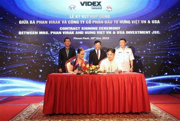 epresentatives from the Sai Gon Newport Corporation and Phnom Penh Autonomous Port (PPAP)n sign a cooperation document. (Photo: VNA)