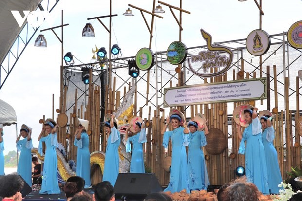 A performance at the cultural exchange programme. (Photo: VNA)