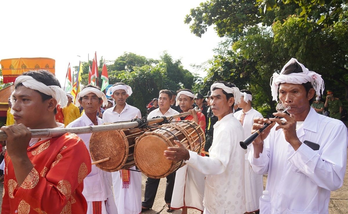 Music is always attached to the Cham people’s festivals. (Photo: Baodantoc.vn)