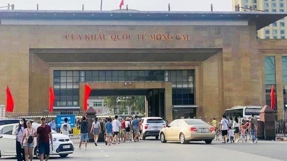 Self-drive tour pilot between Vietnam, China resumed: Mong Cai International Border Gate
