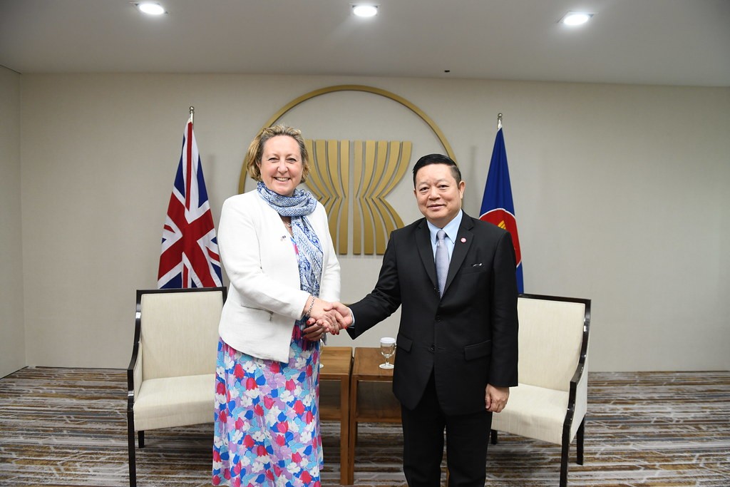 Tổng thư ký ASEAN Kao Kim Hourn tiếp Quốc vụ khanh Bộ Ngoại giao và phát triển Anh phụ trách khu vực Ấn Độ Dương-Thái Bình Dương, bà Anne-Marie Trevelyan ngày 2/10 tại Ban thư ký ASEAN. (Nguồn: Ban thư ký ASEAN)