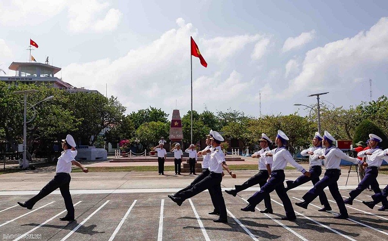 Nghi thức duyệt binh trong lễ chào cờ ở đảo Trường Sa. (Ảnh: Nguyễn Hồng)