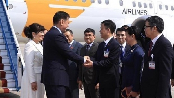 President of Mongolia arrived in Hanoi, started his visit to Vietnam