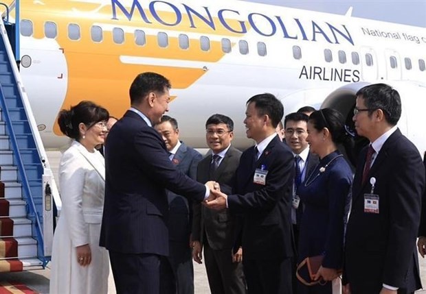 President of Mongolia arrived in Hanoi, started his visit to Vietnam