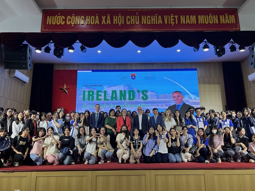 Giáo sư, Tiến sĩ Alan Barrett trong buổi nói chuyện cùng sinh viên Đại học Quốc gia Hà Nội, tháng 10/2023/ (Nguồn: USSH) Giáo sư, Tiến sĩ Alan Barrett trong buổi nói chuyện cùng sinh viên Đại học Quốc gia Hà Nội, tháng 10/2023/ (Nguồn: USSH)