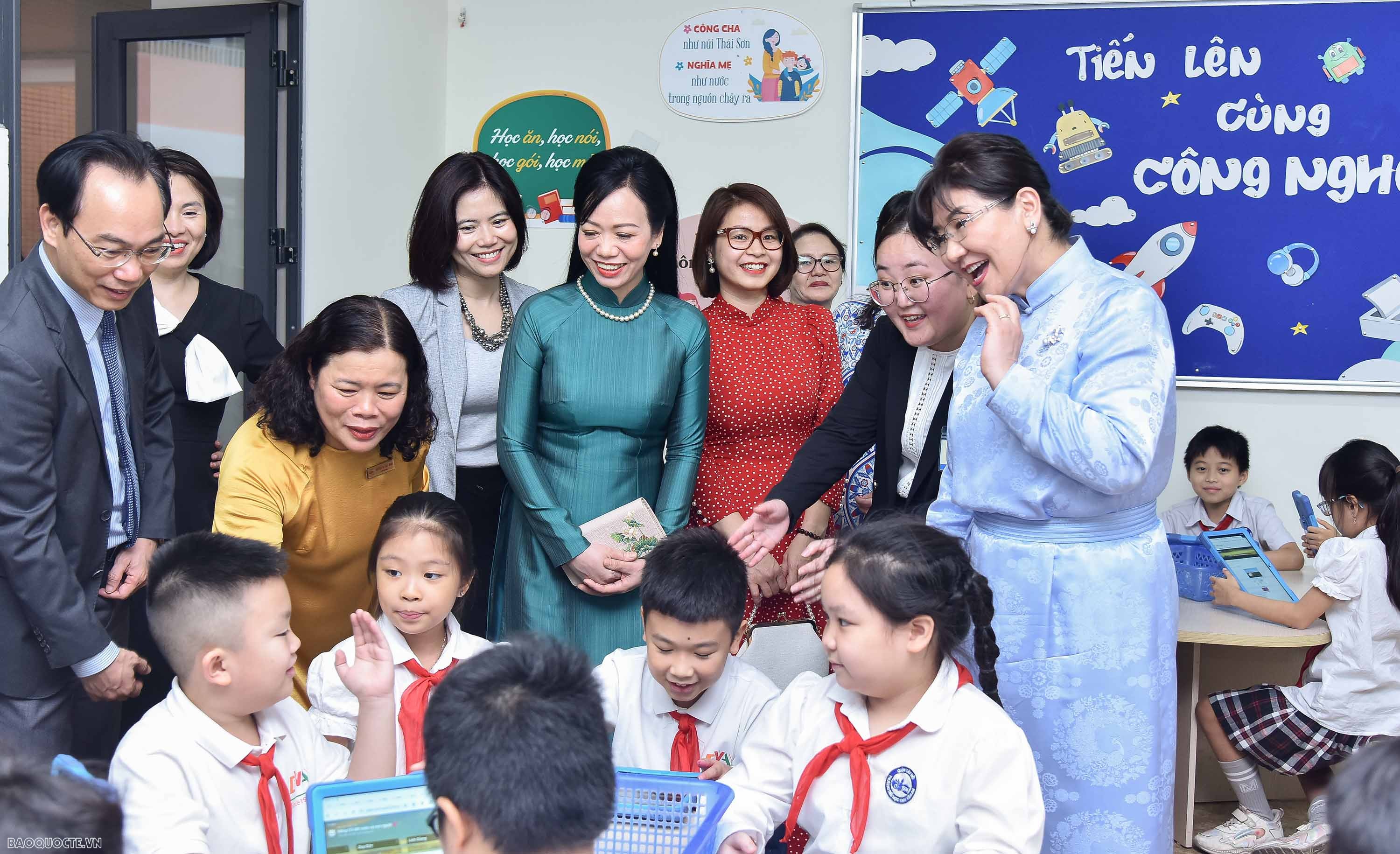 Mongolian President’s spouse visits Chu Van An Primary School