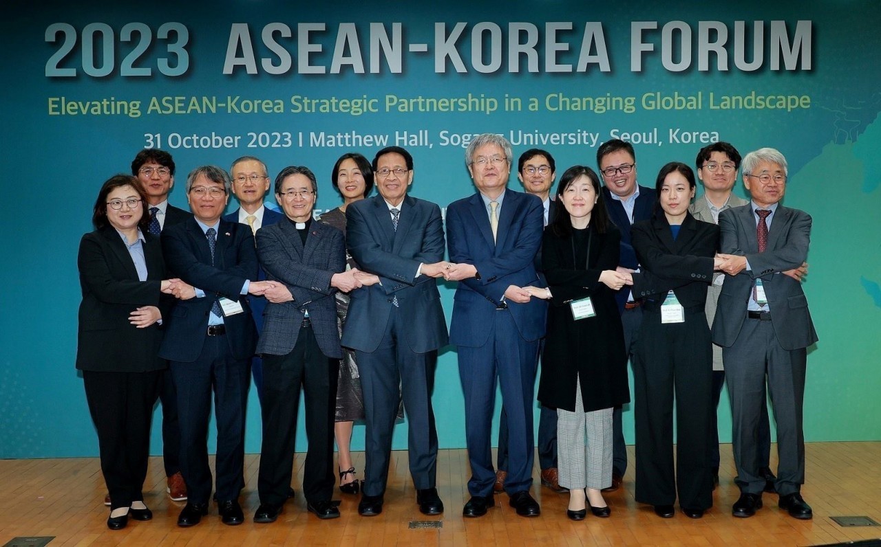 Delegates and guests took photos at the ASEAN-Korea Forum 2023 on October 31. (Source: VNA)