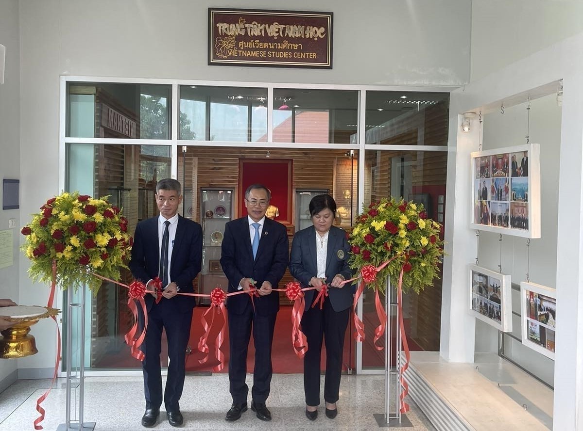 Đại sứ Phan Chí Thành (giữa), Tổng Lãnh sự Chu Đức Dũng (bên trái) và đại diện nhà trường cắt băng khánh thành Trung tâm Việt Nam học thuộc Đại học Udon Thani Rajabhat. (Nguồn: ĐSQ Việt Nam tại Thái Lan)