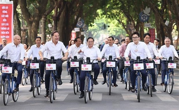 Vietnamese, Dutch Prime Ministers make cycling tour to explore Hanoi’s beauty