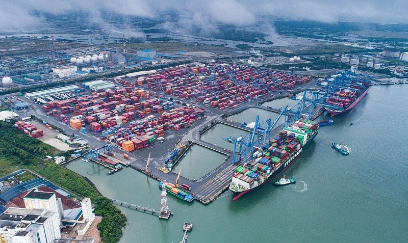 Việt Nam có lợi thế về giao thông đường biển, khi gần các tuyến đường hàng hải quốc tế và khu vực - đây là những điều kiện thuận lợi để Việt Nam phát triển ngành hàng hải, công nghiệp tàu thủy và logistics (Trong ảnh: Bốc, xếp hàng hóa tại cảng quốc tế Tâ
