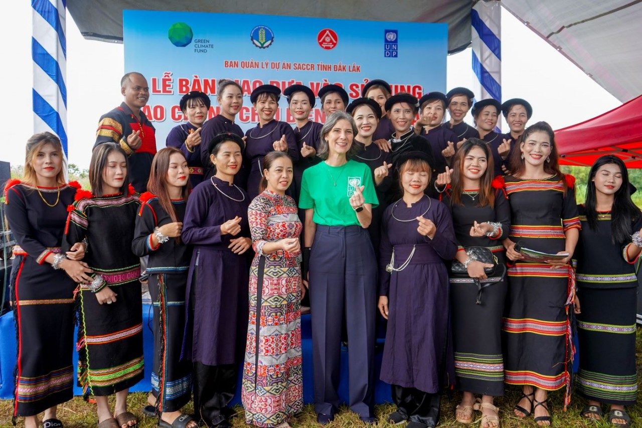 Bà Ramla Khalidi - Trưởng đại diện thường trú UNDP tại Việt Nam tại lễ bàn giao ao chống chịu biến đổi khí hậu để kịp ứng phó với mùa khô hạn sắp tới tại Đắk Lắk. (Nguồn: UNDP Việt Nam)