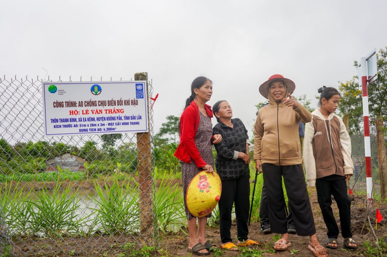 Người dân tại công trình ao chống chịu biến đổi khí hậu cho hộ ông Lê Văn Thắng. (Nguồn: UNDP Việt Nam)