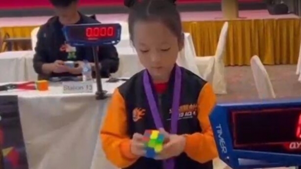 Bé gái 6 tuổi lập kỷ lục thế giới mới giải rubik thế giới