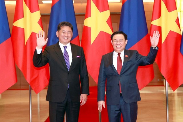 NA Chairman Vuong Dinh Hue welcomes Mongolian President Ukhnaagiin Khurelsukh