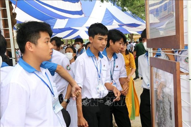 The digital exhibition “Vietnam’s Hoang Sa, Truong Sa – Historical and Legal Evidence” opens at Luong The Vinh high school in Ham Thuan Nam district, Binh Thuan province on November 4. (Source: VNA)