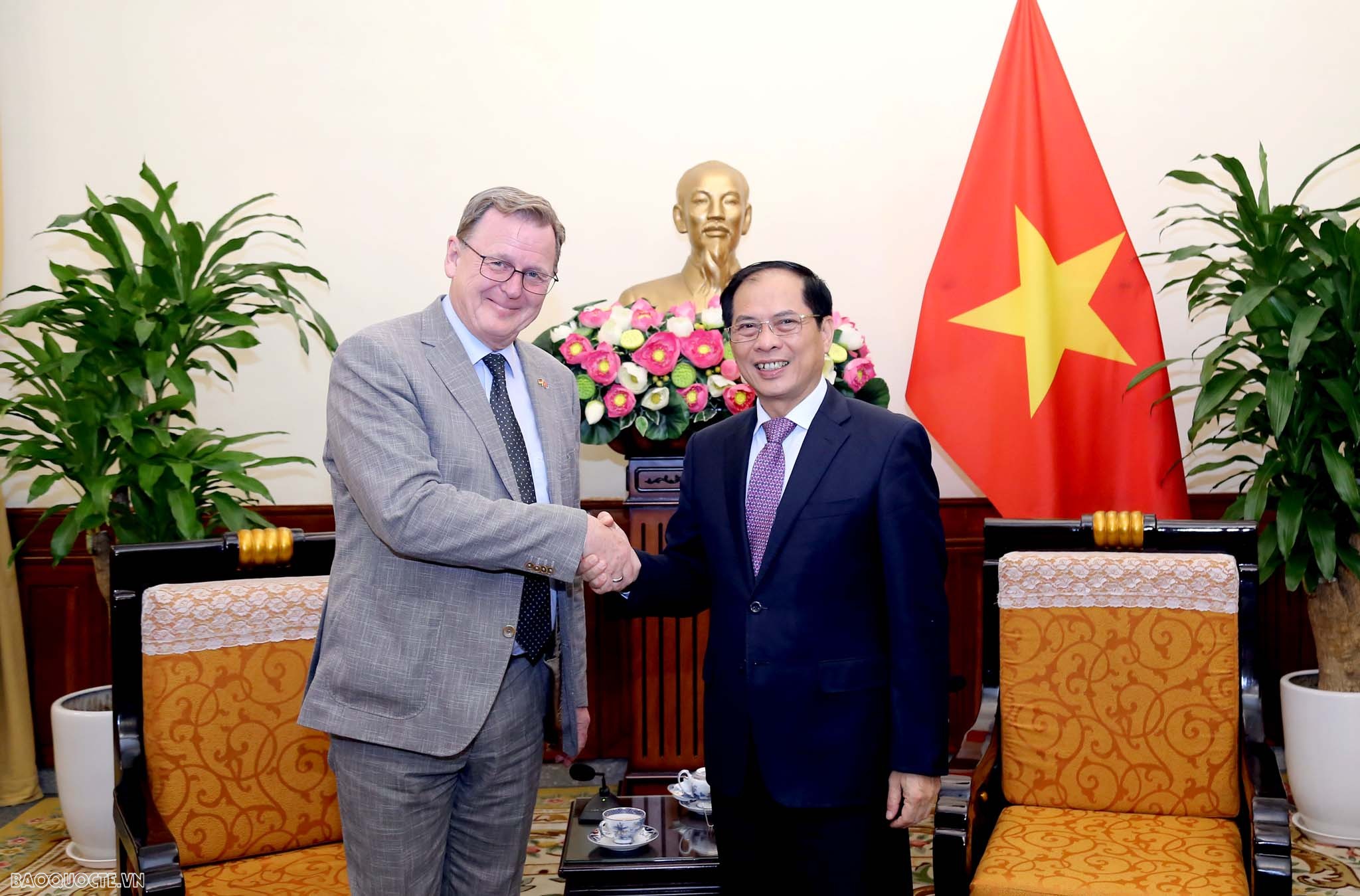 Review on external affairs from Nov.6-12: Japan’s Grand Cordon of the Order to former NA Chairwoman; Vietnam elected as Vice President at UNESCO Gener