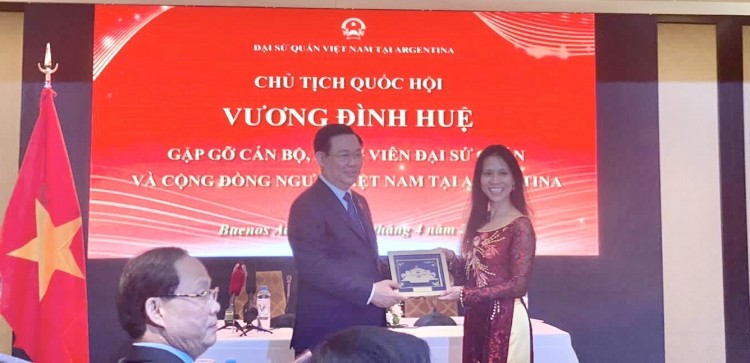 Ms. Pham Lien was honorably one of the typical representatives of the Vietnamese community attending the meeting with National Assembly Chairman Vuong Dinh Hue in Buenos Aires. (Photo: Pham Lien provided)