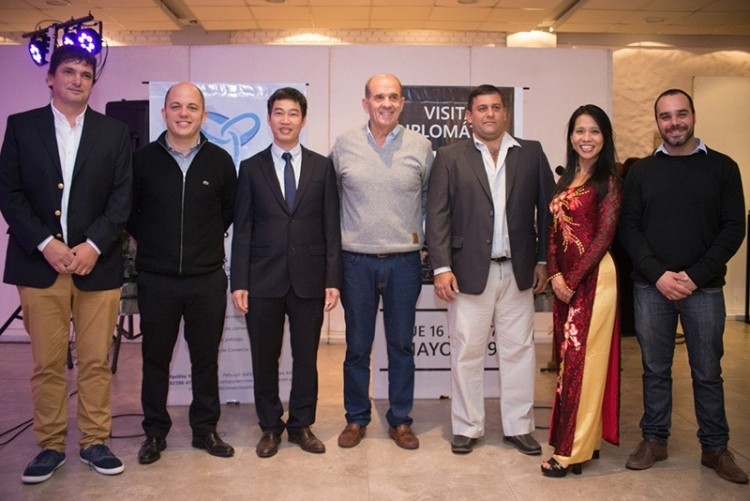 Ms. Pham Lien (second from right) in an exchange and cooperation activity in Argentina. (Photo: Pham Lien provided)