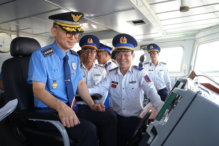 Đoàn Lực lượng Bảo vệ bờ biển Hàn Quốc thăm tàu CSB 8003. (Ảnh: ĐM)