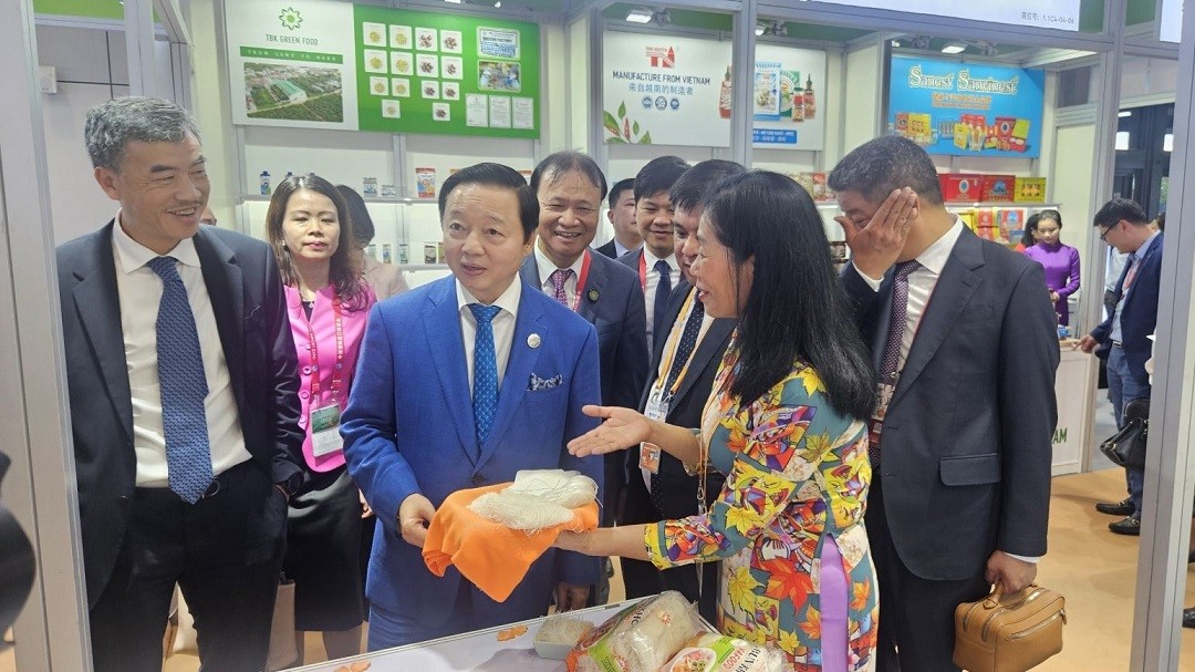 Phó Thủ tướng Trần Hồng Hà cùng Thứ trưởng Bộ Công Thương Đỗ Thắng Hải đi thăm Khu gian hàng thương mại của các doanh nghiệp Việt Nam tại CIIE 2023. (Nguồn: Báo Công Thương)
