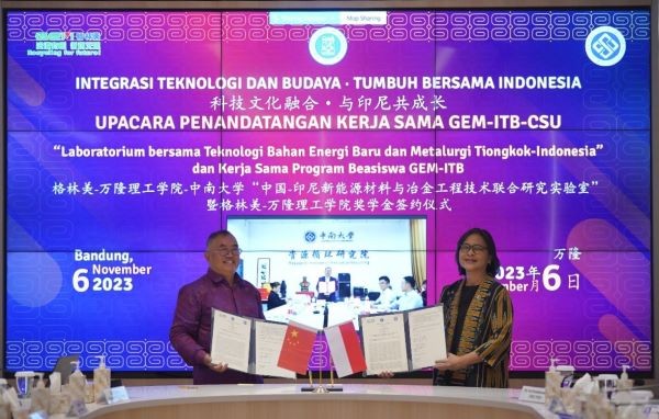 Lễ ký kết thỏa thuận học bổng giữa công ty GEM và Học viện Công nghệ Bandung, ngày 6/11.(Nguồn: ITB)
